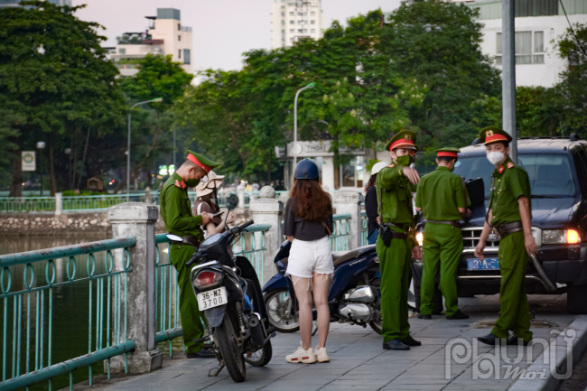 Lực lượng chức năng tiến hành xử phạt các trường hợp cố tình vi phạm các quy định phòng, chống dịch.