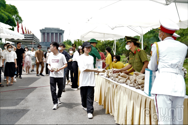 Người dân xếp hàng vào lăng viếng Bác 