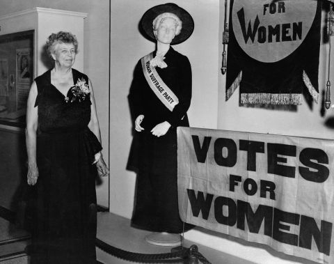 Cựu Đệ nhất phu nhân Eleanor Roosevelt đến thăm triển lãm Vote for Women tại Bảo tàng Lịch sử New York vào năm 1952. Nguồn: Getty Images