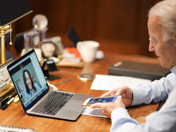   Biden trò chuyện với Harris qua màn hình laptop. Ảnh: Adam Schultz/Biden Campaign.  