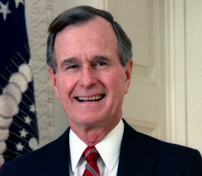 Trước khi trở thành Tổng thống, H.W.Bush đã là Đại sứ Mỹ tại Liên Hợp Quốc (1971-1973), Chủ tịch Ủy ban Quốc gia Đảng Cộng hòa (1973-1974), Trưởng Văn phòng Đại diện Mỹ tại Trung Quốc (1974-1976), Giám đốc CIA (1976-1977), Chủ tịch Ngân hàng Quốc tế I tại Houston (1977-1980), và là Phó Tổng thống thứ 43 của Mỹ, dưới thời Tổng thống Ronald Reagan (1981-1989). Ảnh: Internet