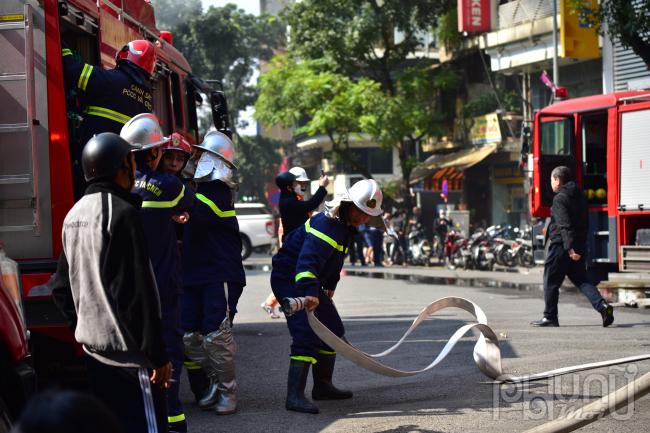 Hà Nội: Cháy lớn tại số 240b Hàng Bông