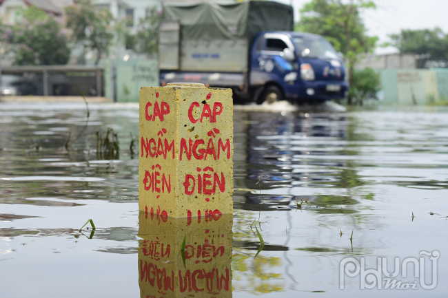 Các trụ cáp ngầm trên vỉa hè ngập sắp đến đỉnh.