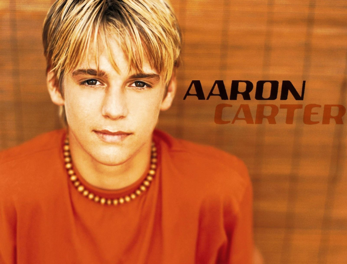 Nhờ bệ đỡ từ anh trai, Aaron Carter ra mắt với tư cách ca sĩ, rapper. Anh từng được mệnh danh là 