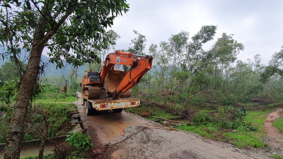 Xe múc được điều đến hiện trường phục vụ công việc cứu nạn cứu hộ tại Trạm kiểm lâm số 7. Ảnh: Báo Thừa Thiên Huế.