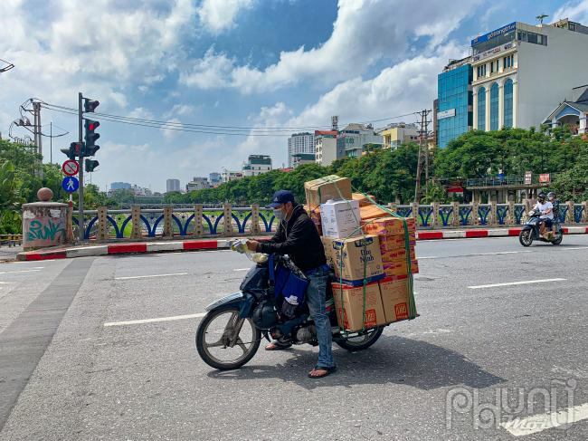 Mì tôm, đồ ăn nhanh, đồ khô bán rất chạy nên các nhân viên cửa hàng tạp hoá nhỏ lẻ chạy lấy hàng liên tục.