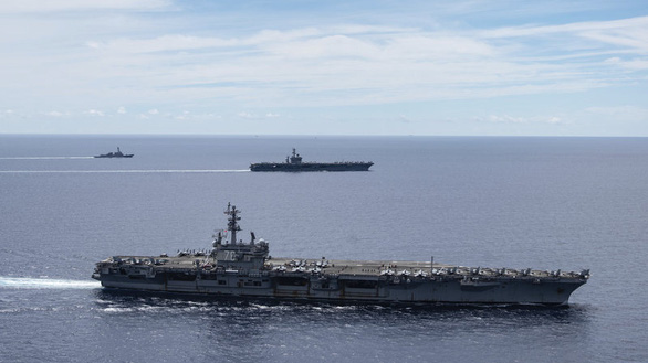 Tàu sân bay USS Ronald Reagan (trước) và tàu sân bay USS Nimitz của Hải quân Mỹ cùng các tàu chiến và máy bay dàn đội hình ở Biển Đông hôm 6-7 - Ảnh: AP/Hải quân Mỹ