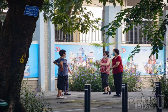 Các cụ bà vui vẻ, phấn khởi luyện tập bài thể dục yêu thích vẫn giữ khoảng cách, khẩu trang an toàn phòng, chống dịch bệnh Covid 19.