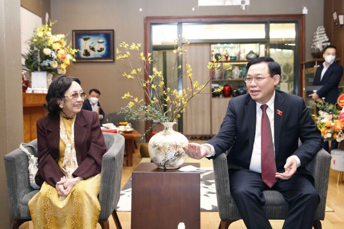 Chủ tịch Quốc hội Vương Đình Huệ tới thăm và chúc mừng GS.TSKH Phạm Thị Trân Châu nhân ngày Nhà giáo Việt Nam 20/11. Ảnh: TTXVN