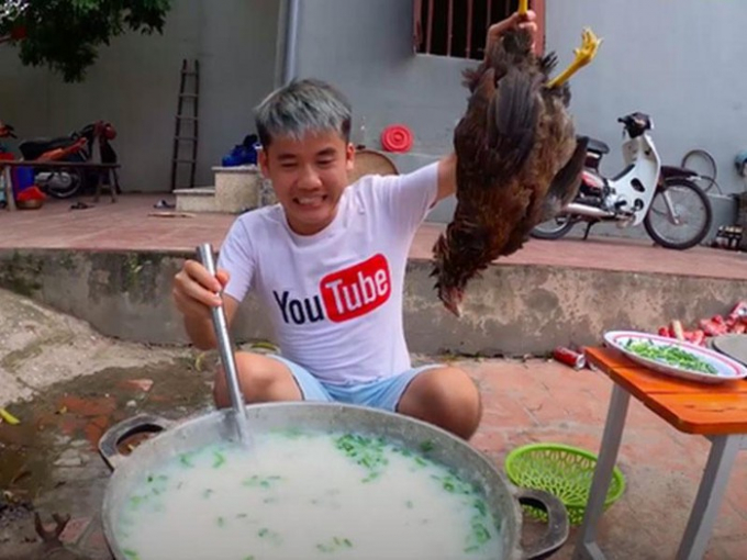 Vụ Hưng Vlog nấu cháo gà nguyên lông: Căn cứ xử phạt đã thỏa đáng?