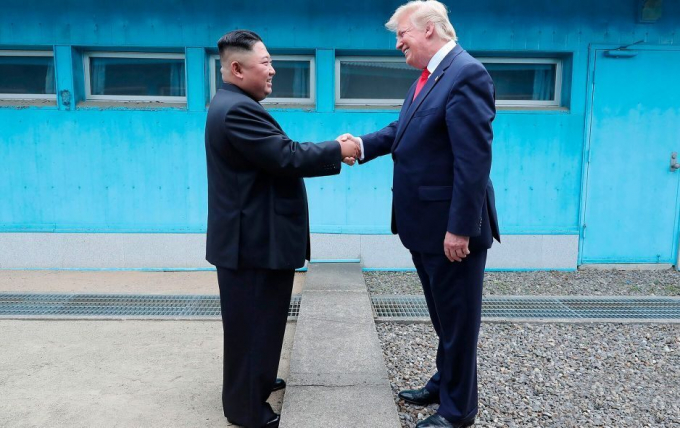 Lãnh đạo Triều Tiên Kim Jong-un và Tổng thống Mỹ Donald Trump có cuộc gặp bất ngờ và bắt tay nhau tại Khu Phi quân sự ở biên giới Hàn - Triều ngày 30/6. Ảnh: KCNA/AP