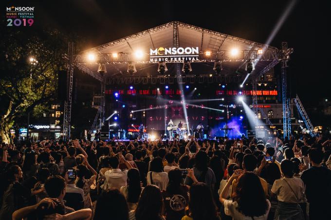 Đêm Streetshow của Monsoon ở phố đi bộ Hồ Gươm (Hà Nội)