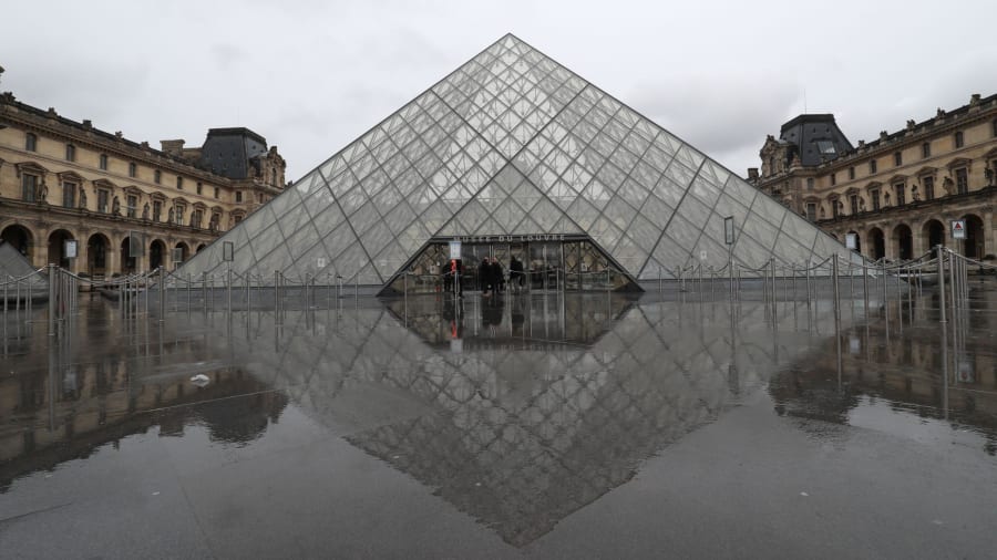 Bảo tàng Louvre, Paris: Bảo tàng nghệ thuật được du khách ghé thăm nhiều nhất trên thế giới đã đóng cửa trong vài ngày sau khi nhân viên phản đối vì sợ virus corona lây lan.