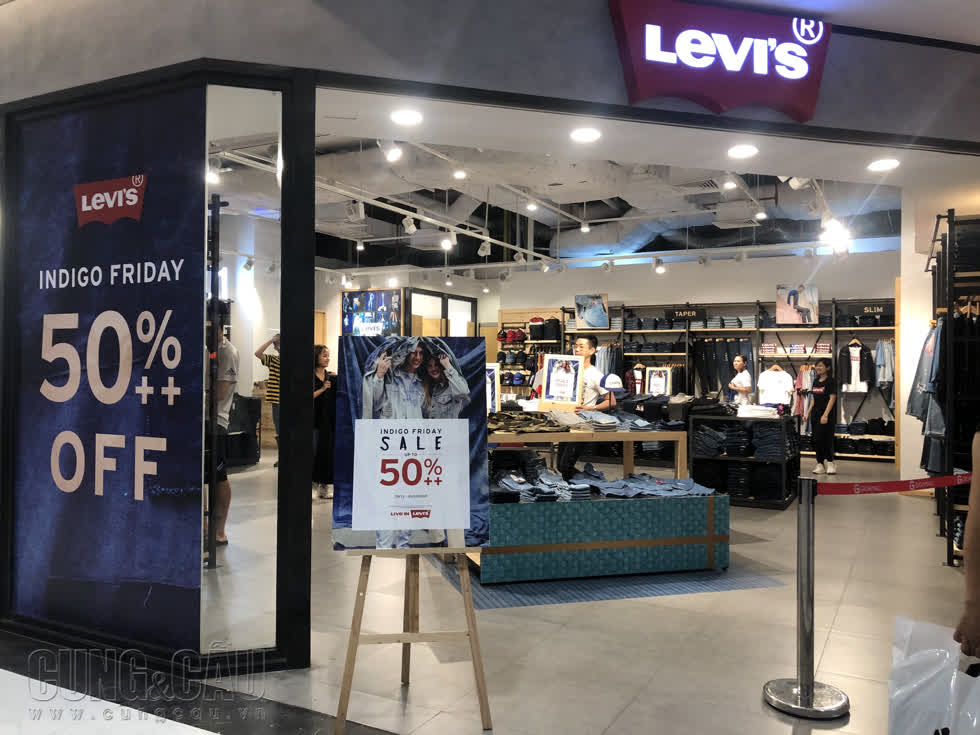 Hàng loạt cửa hàng, trung tâm mua sắm đìu hiu ngày Black Friday    