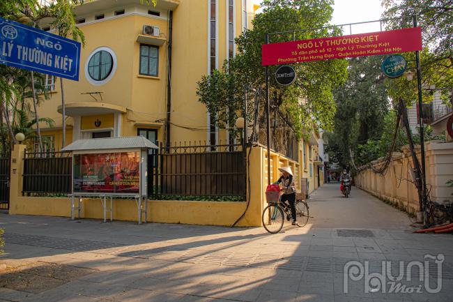 Hiện nay, ngõ Lý Thường Kiệt vẫn giữ nguyên vị trí và tên, trở thành một con ngõ khang trang, sạch đẹp. Ngõ nằm gần Đại sứ quán Cuba, Bảo tàng Công an Hà Nội và Nhà khách quốc tế (Bộ Công an)