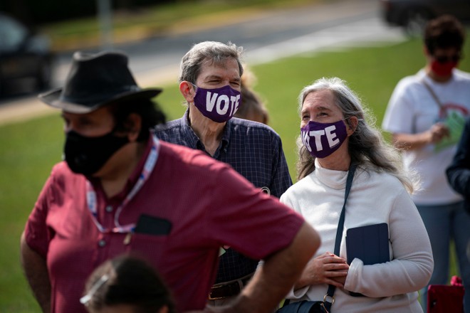 Cử tri Mỹ tham gia bỏ phiếu sớm ở hạt Fairfax, bang Virginia. Ảnh: Reuters