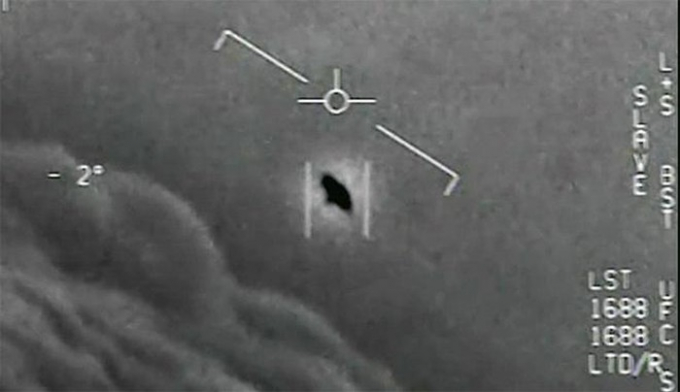   Hình ảnh UFO được ghi lại bằng camera hồng ngoại trên máy bay Mỹ. Ảnh chụp màn hình.  