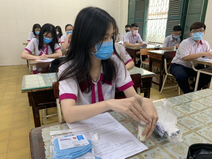 Ngày đầu tiên đi học sau kỳ nghỉ: Thầy và trò vừa học vừa phòng chống dịch