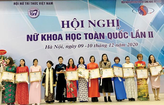 Các tân tiến sỹ của chi hội NTT Trường ĐH Khoa học Tự nhiên nhận khen thưởng của Hội Liên hiệp Phụ nữ và Hội NTT Việt Nam.