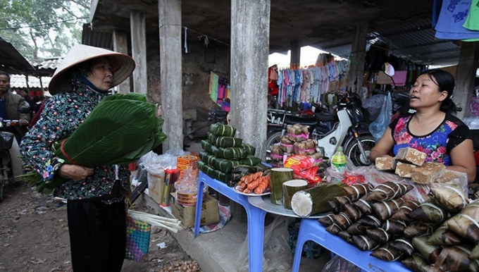   Những quầy hàng bán lá dong dùng để gói bánh chưng Tết bao giờ cũng đông đúc, mỗi cuộn 30 lá được bán với giá 25 ngàn đồng.  