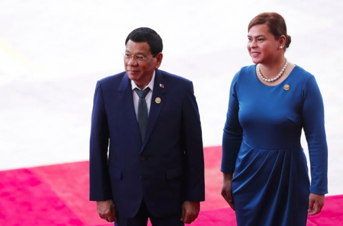 Ông Duterte khuyên con gái Sara Duterte-Carpio (phải), không nên tranh cử tổng thống. Ảnh: AFP.