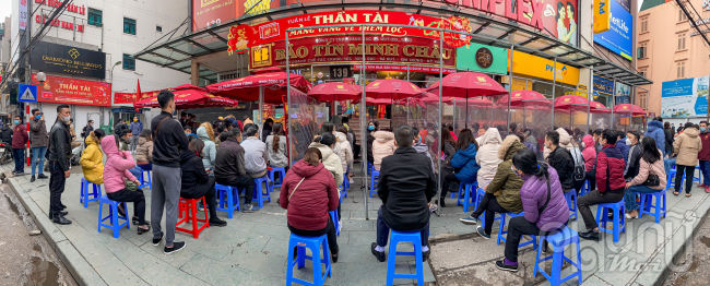 Theo quan niệm dân gian, mua vàng vào ngày vía Thần Tài (mùng 10 tháng Giêng Âm lịch) sẽ đem lại may mắn, thịnh vượng cho cả năm. Chính vì vậy, năm nào cũng vậy, rất nhiều người đã xếp hàng từ sáng sớm tại các cửa hàng vàng uy tín đề mua vàng: Ghi nhận của PV PNM tại cửa hàng Bảo Tính Minh Châu số 139 Cầu Giấy, Hà Nội. Ảnh chụp lúc 12 giờ 32 phút.