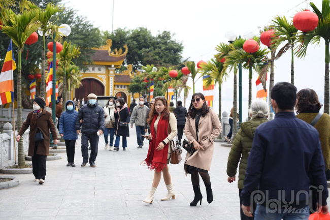 Tại chùa Trấn Quốc người dân đi lễ cầu bình an đầu năm khá đông.