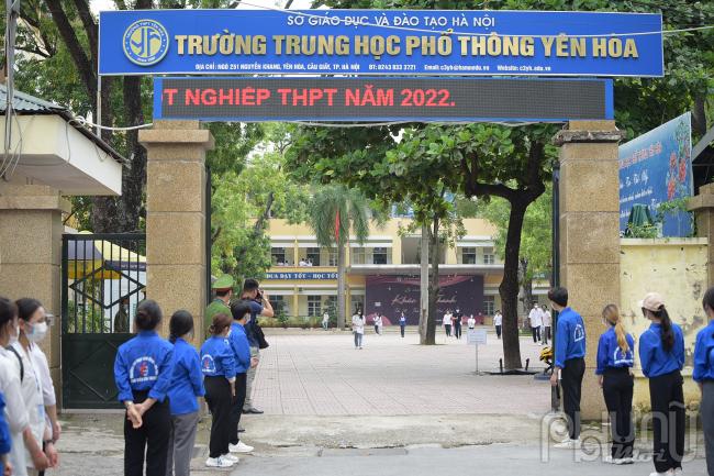 Sau 120 phút làm bài, những thí sinh đầu tiên bước ra cổng trường.