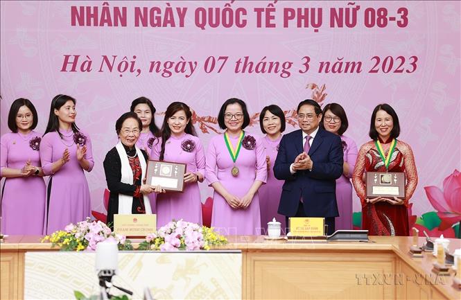 Thủ tướng Phạm Minh Chính và nguyên Phó Chủ tịch nước Nguyễn Thị Doan, Chủ tịch Hội đồng Giải thưởng Kovalevskaia trao Giải thưởng Kovalevskaia cho tập thể và cá nhân đoạt giải, chiều 7/3/2023. Ảnh: Dương Giang/TTXVN