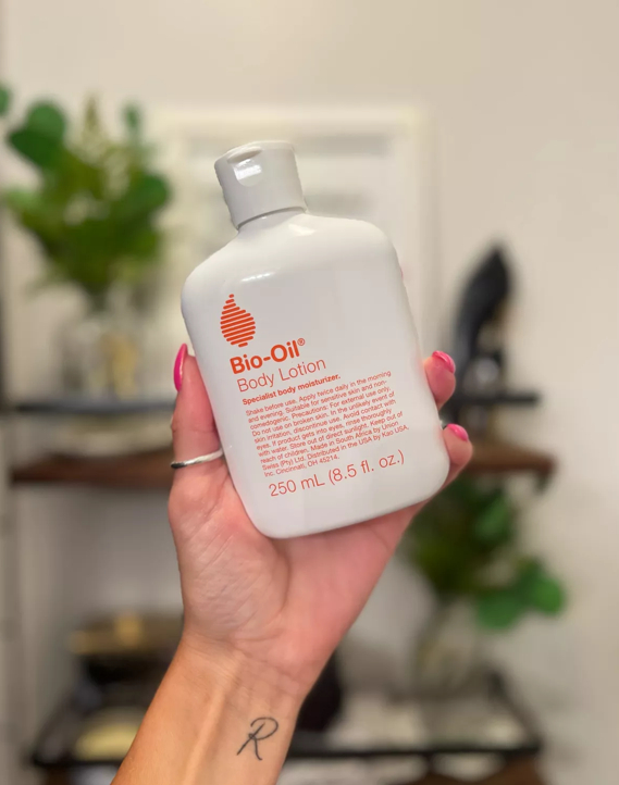 Làm bước này trước khi bôi body lotion, sẽ giúp da ngậm đủ nước và tránh khô nẻ mùa đông