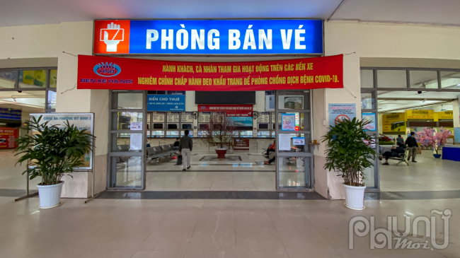 Chưa năm nào mà những ngày cuối năm lại đìu hiu và buồn tẻ như năm nay. Hàng năm có tới trên dưới 1 nghìn lượt xe ra vào bến dịp cuối năm. Còn năm nay dịch bệnh nên ít chuyến một số nhà xe xin dừng vì thua lỗ. Mỗi chuyến cũng chỉ có số lượng khách vô cùng hạn chế.