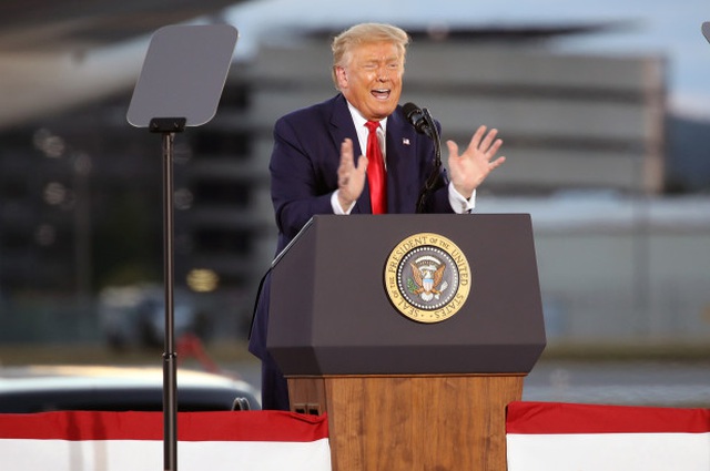   Tổng thống Trump phát biểu trước những người ủng hộ tại New Hampshire. (Ảnh: Getty)  