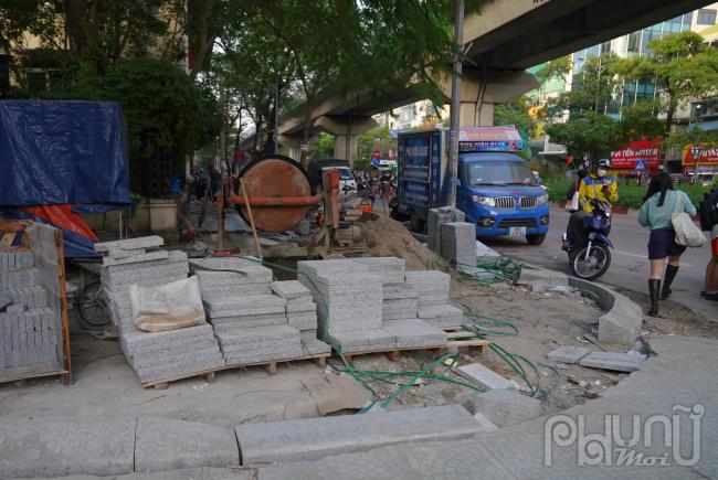 Người đi bộ bị đẩy xuống lòng đường. Trước thực trạng trên, có ý kiến đặt vấn đề: Liệu có phải cuối năm cần giải ngân đầu tư công nên điệp khúc đào xới hè phố chưa có thuốc chữa.