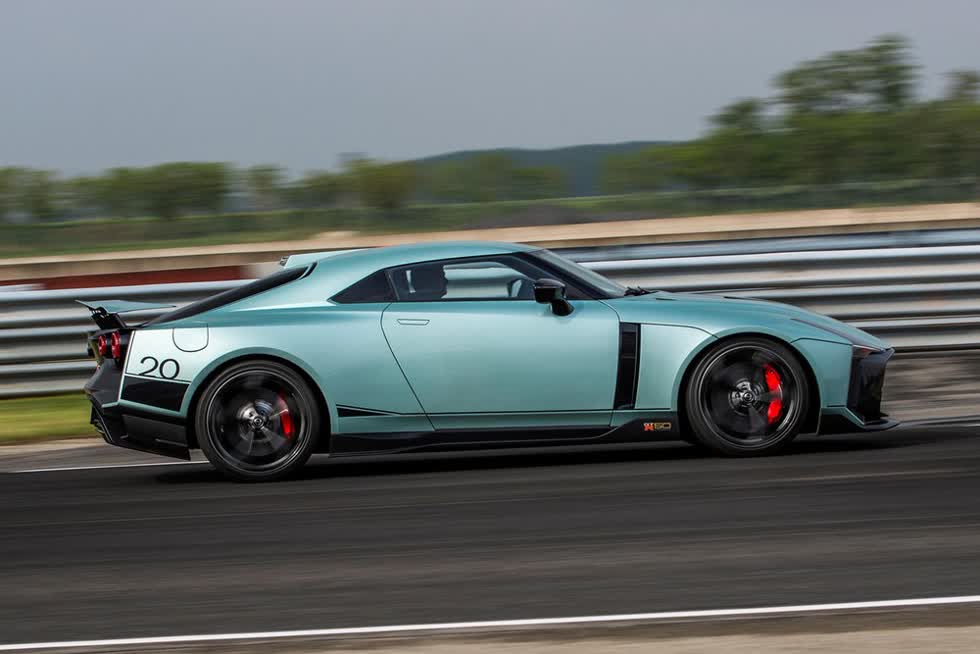 Phía sườn xe Nissan GT-R 50.