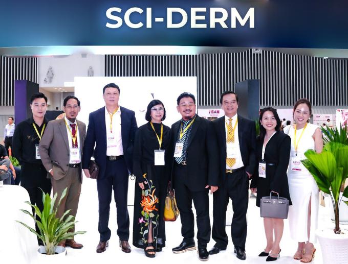 Lãnh đạo Sci – Derm chụp hình lưu niệm cùng các Chuyên gia đầu ngành Thẩm mỹ Việt Nam.