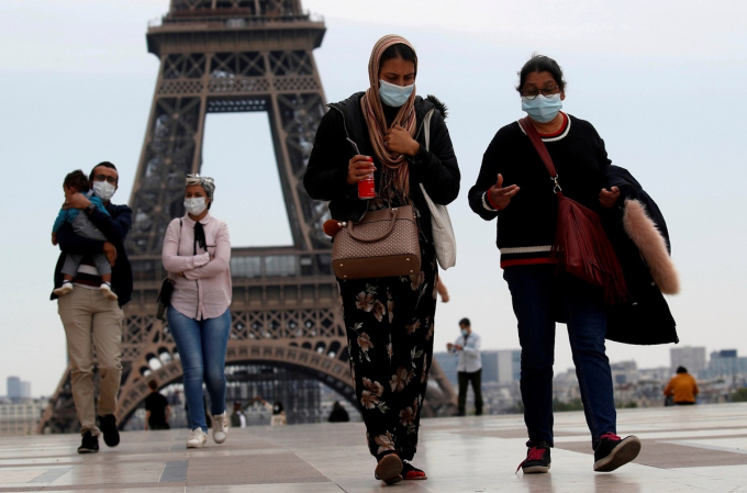  Quảng trường Trocadero gần tháp Eiffel nhộn nhịp người qua lại, khi Pháp nới lỏng phong tỏa toàn quốc từ 11/5. Người dân nước này được phép di chuyển 100 km từ nhà nhưng không tụ tập nhóm lớn hơn 10 người. Ảnh: Reuters.