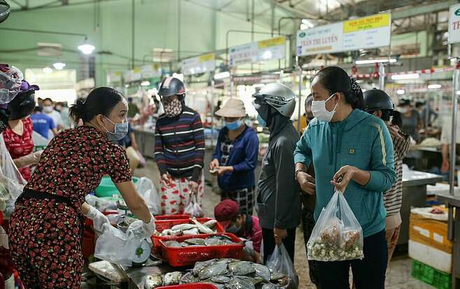 Đà Nẵng, Nha Trang yêu cầu người dân không ra khỏi nhà trong một tuần