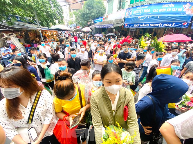 Lực lượng chức năng đã liên tục nhắc nhở người dân không tập trung đông người, ngắt quãng phân luồng 30 phút mới cho vào một lần để giảm tải bên trong nhưng lượng người càng về trưa đổ về Phủ Tây hồ càng đông.