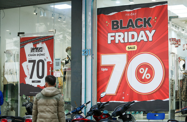 Tình trạng đìu hiu trong dịp Black Friday tại Hà Nội. Ảnh: NLĐ