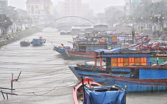   Tàu thuyền neo đậu tránh bão ở Đồng Hới. Ảnh: Giang Huy  