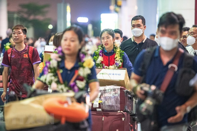 Cầu thủ Thanh Nhã cùng đồng đội tại Sân bay Quốc tế Nội Bài. (Ảnh: Tuấn Đức/TTXVN)