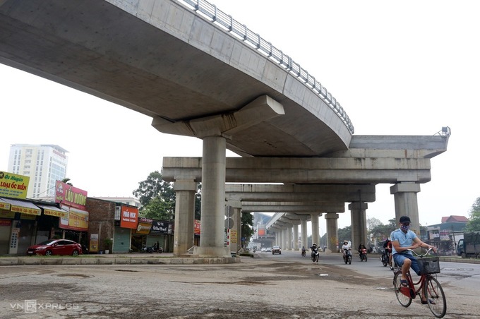   Hệ thống cầu cạn dài hơn 8 km tuyến metro đầu tiên ở thủ đô được hoàn thiện. Ảnh: Bá Đô  