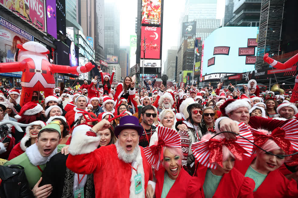 Hàng ngàn người hóa trang thành ông già Noel tại SantaCon ở Quảng trường Thời đại ở New York, vào ngày 14/12. Ảnh: Getty.