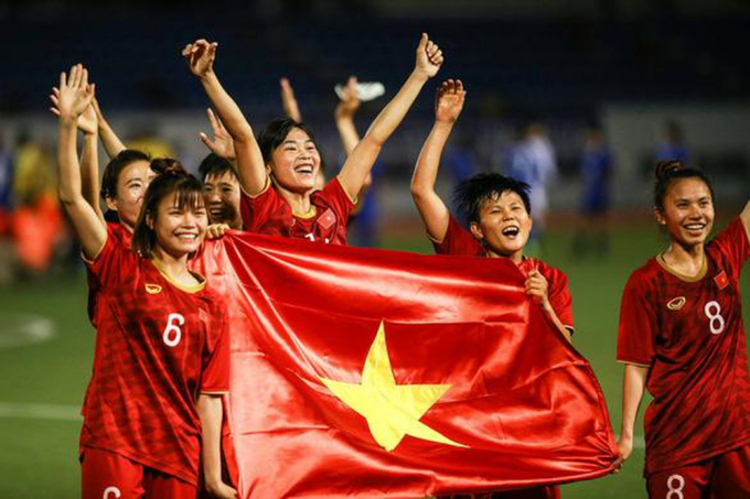   Đội tuyển nữ Việt Nam được các doanh nghiệp tặng thưởng sau chiến thắng ở SEA Games 30.  