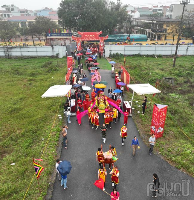 Trong đó có 2 đêm ngày 14 và đêm ngày 15 tháng Giêng 23 - 24/2 (tức từ ngày 14 - 15 tháng Giêng năm Giáp Thìn) có trình diễn áo  dài, hát Chèo tàu và văn nghệ chào mừng tại Khu di tích lịch sử Lăng Văn Sơn và Miếu Voi Phục (xã Tân Hội, huyện Đan Phượng).