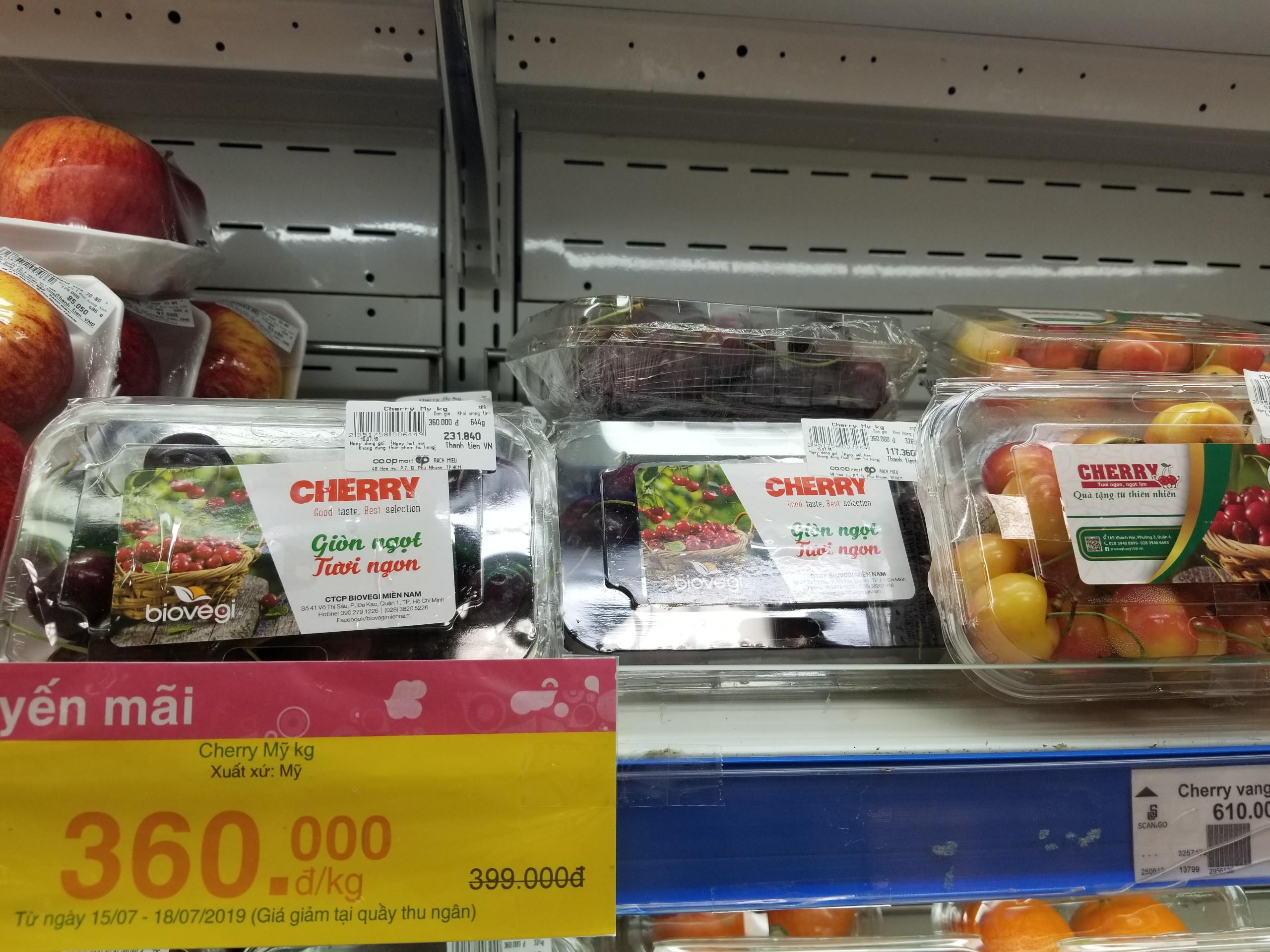 Cherry tại siêu thị Coopmart Rạch Miễu được bán với giá 360 ngàn đồng/kg. Ảnh: PV 