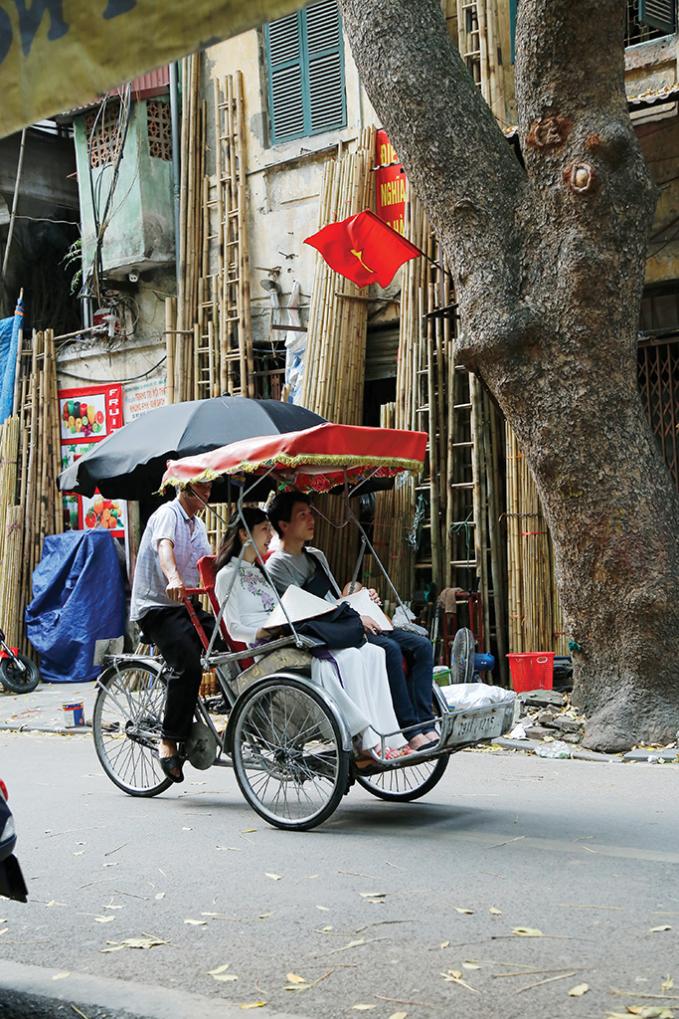 Những áo dài trên phố cũ mùa thu