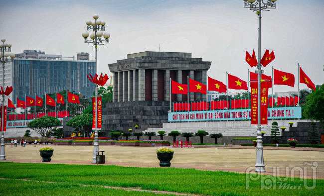 Cờ đỏ sao vàng và cờ búa liềm tung bay tại quảng trường Ba Đình lịch sử.