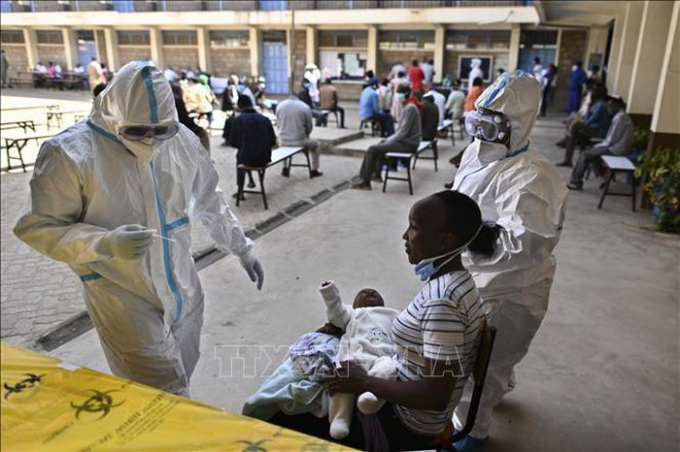 Nhân viên y tế lấy mẫu dịch xét nghiệm COVID-19 cho người dân tại Ruaraka, Kenya. Ảnh: AFP/TTXVN