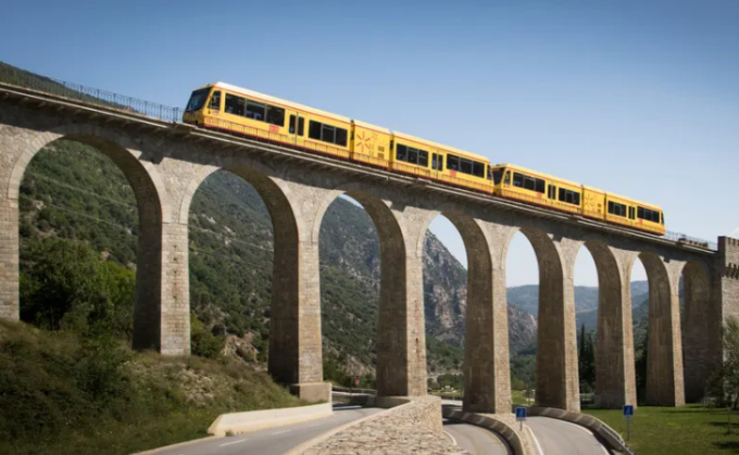 Tàu Petit Jaune (tàu nhỏ màu vàng), băng qua cầu cạn Pont Séjourné ở dãy Pyrenees của Pháp. Ảnh: Martin Castellan / Alamy